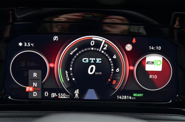 Volkswagen GOLF Variant 1.5 eTSI R-Line Business Automaat/Navi/Led/Pdc/Ecc/Stoel & stuurverwarming/Virtual Cockpit/Achteruitrijcamera/Cr-Control adaptief/Panoramadak/Trekhaak