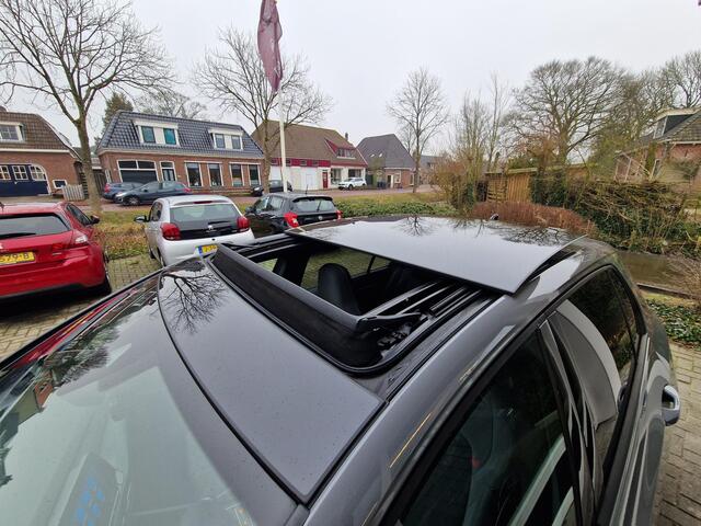 Volkswagen GOLF 1.5 TSI | 150PK | R-Line | Panorama Dak | Stoel & Stuur verwarming | IQ-Light | Apple Carplay | Camera | Navigatie | Climate & Cruise Control |