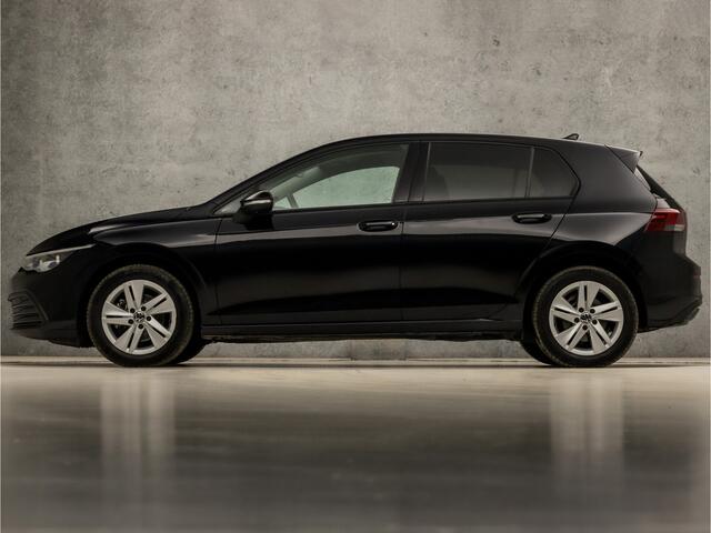 Volkswagen GOLF 1.0 TSI Life Sport Automaat (APPLE CARPLAY, GROOT NAVI, STUUR/STOELVERWARMING, MEMORY SEATS, PARKEERSENSOREN, IQ LED KOPLAMPEN, GETINT GLAS, KEYLESS, NIEUWSTAAT)