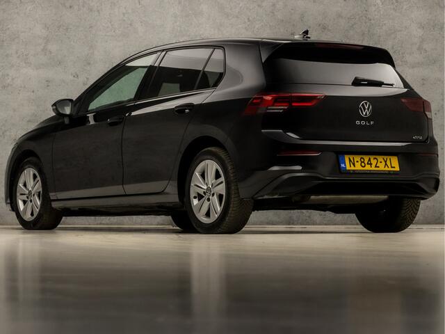 Volkswagen GOLF 1.0 TSI Life Sport Automaat (APPLE CARPLAY, GROOT NAVI, STUUR/STOELVERWARMING, MEMORY SEATS, PARKEERSENSOREN, IQ LED KOPLAMPEN, GETINT GLAS, KEYLESS, NIEUWSTAAT)