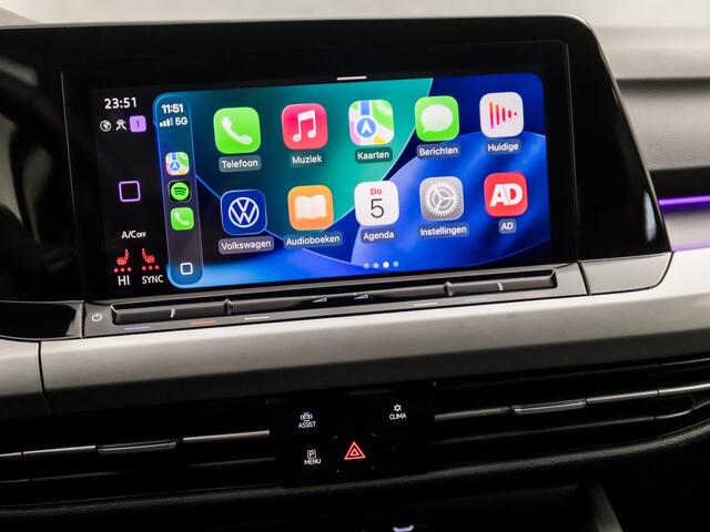 Volkswagen GOLF 1.0 TSI Life Sport Automaat (APPLE CARPLAY, GROOT NAVI, STUUR/STOELVERWARMING, MEMORY SEATS, PARKEERSENSOREN, IQ LED KOPLAMPEN, GETINT GLAS, KEYLESS, NIEUWSTAAT)