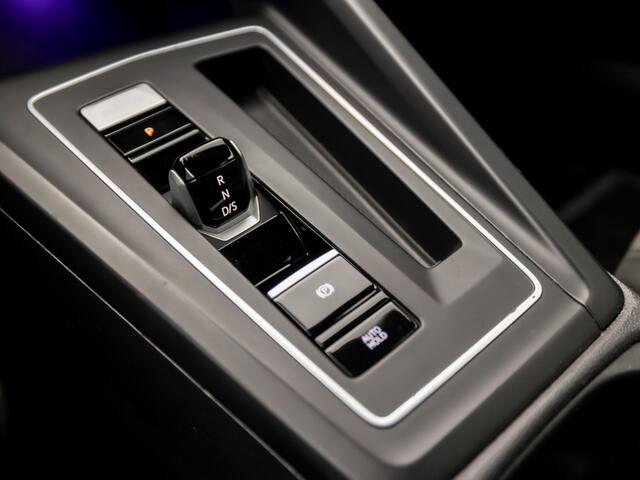 Volkswagen GOLF 1.0 TSI Life Sport Automaat (APPLE CARPLAY, GROOT NAVI, STUUR/STOELVERWARMING, MEMORY SEATS, PARKEERSENSOREN, IQ LED KOPLAMPEN, GETINT GLAS, KEYLESS, NIEUWSTAAT)