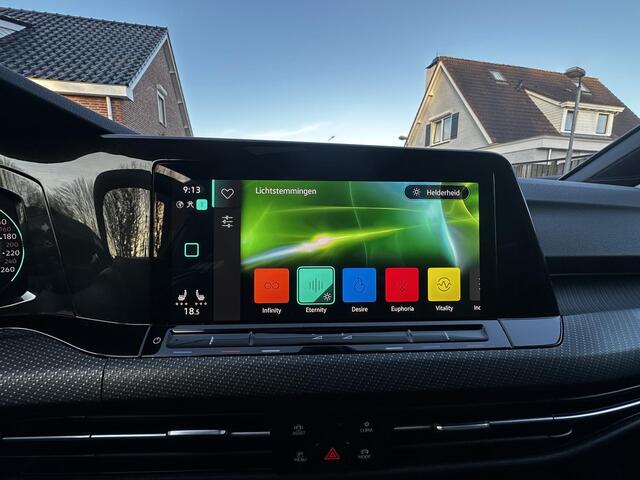 Volkswagen GOLF 1.5 eTSI R-Line Panorma