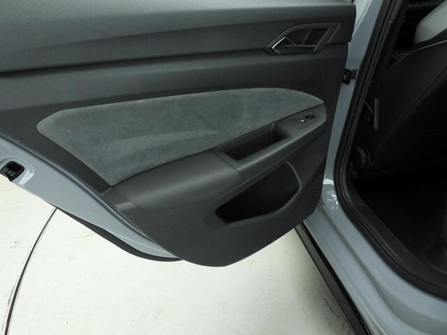 Volkswagen GOLF 1.5 eTSI R-Line Automaat | Stoelverwarming | Stuurverwarming | Active Cruise Control