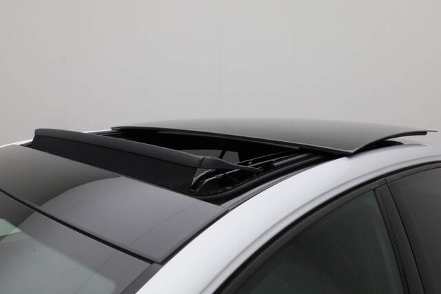 Volkswagen GOLF 1.5 eTSI 150PK DSG R-Line Business Black Style | Pano | IQ Light | Keyless | Camera | 18 inch | Apple Carplay / Android Auto