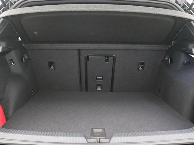 Volkswagen GOLF 1.5 eHybrid GTE 272PK DSG Pano-Schuifdak, Trekhaak, 18" LM Velgen, Achteruitrijcamera, Stoel-Stuurverwarming, Head-Up Display, Keyless, Side Assist