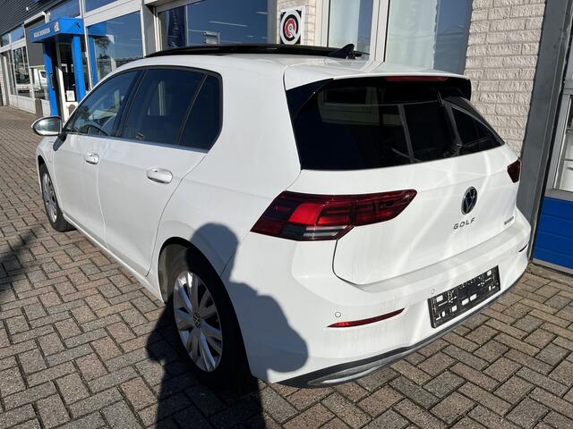 Volkswagen GOLF 1.4 eHybrid Style / AUTOMAAT/ PANO/ MEMORY SEAT/ PARK. SENSOREN + CAMERA/ CRUISE/ NAVI/ APP-CONNECT/ CLIMA/ STOELVERWARMING