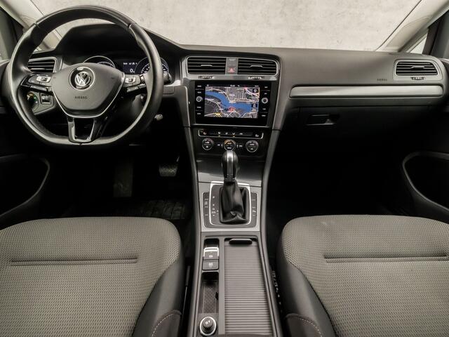 Volkswagen GOLF 1.0 TSI Sportline Automaat (APPLE CARPLAY, GROOT NAVI, CLIMATE, PARKEERSENSOREN, SPORTSTOELEN, GETINT GLAS, LM VELGEN, ADAPTIVE CRUISE, NIEUWSTAAT)
