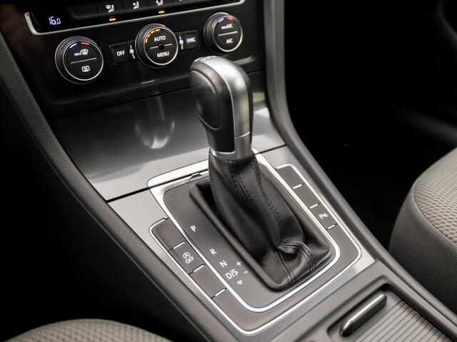 Volkswagen GOLF 1.0 TSI Sportline Automaat (APPLE CARPLAY, GROOT NAVI, CLIMATE, PARKEERSENSOREN, SPORTSTOELEN, GETINT GLAS, LM VELGEN, ADAPTIVE CRUISE, NIEUWSTAAT)