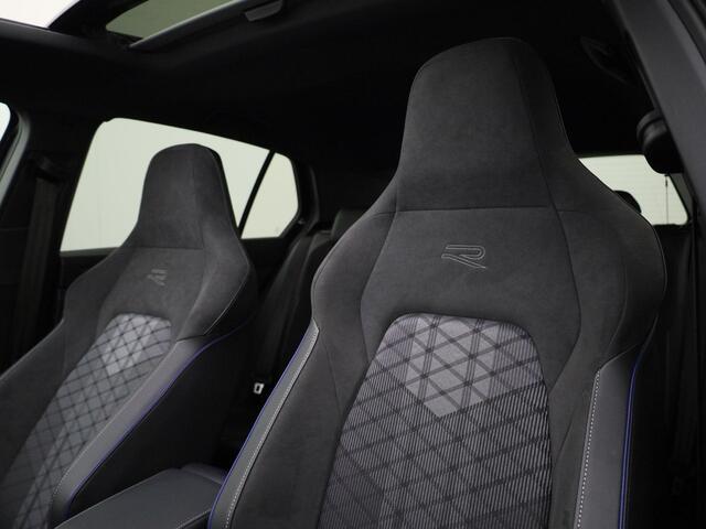 Volkswagen GOLF 1.5eTSI/150PK R-Line Black Style Edition DSG · Panoramadak · Camera + Parkeersensoren · Stoel- & stuurverwarming · Garantie t/m december 2026