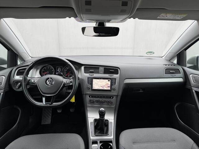 Volkswagen GOLF 1.2 TSI Connected Series / Navigatie / Parkeersensoren voor en achter / / Trekhaak (trekgewicht 1300kg / Automatische Airco / Lichmetalen velgen