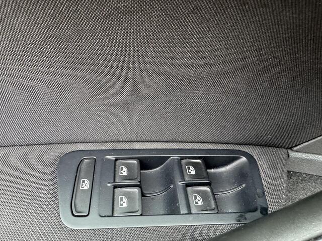 Volkswagen GOLF 1.2 TSI Connected Series / Navigatie / Parkeersensoren voor en achter / / Trekhaak (trekgewicht 1300kg / Automatische Airco / Lichmetalen velgen