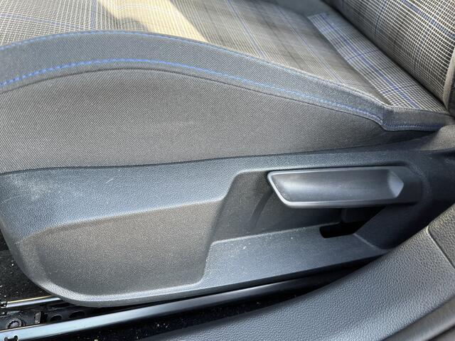 Volkswagen GOLF 1.4 eHybrid GTE / AUTOMAAT/ CRUISE/ DIGITAL DASH/ NAVI/ APP-CONNECT/ PARK. SENSOREN V&A/ CLIMA/ STOELVERWARMING/ 18"LMV