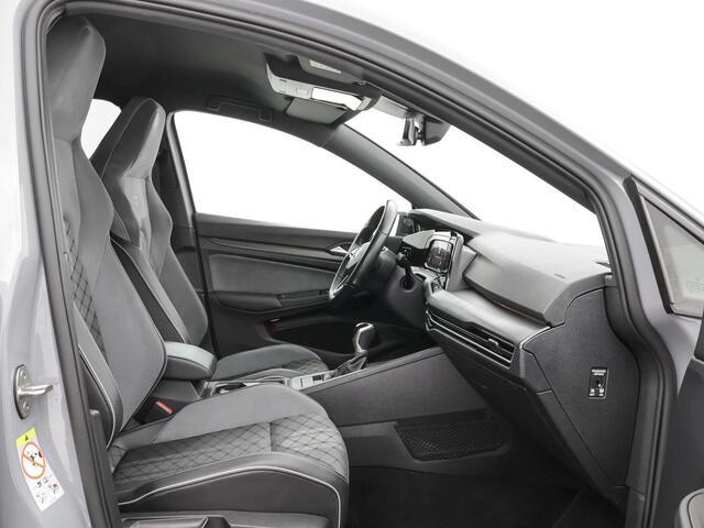 Volkswagen GOLF Variant 1.5 TSI 130pk R-Line · Black Style · Apple/Android Car Play · Stoelverwarming · 18'' Velgen · Matrix LED verlichting ·