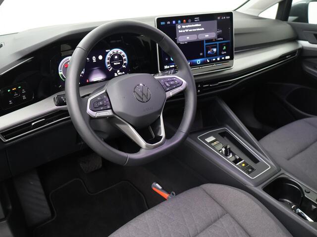 Volkswagen GOLF 1.5 eHybrid Life Edition | 204 PK | SoH 100% | Panoramadak | Stoelverwarming | Achteruitrij camera |