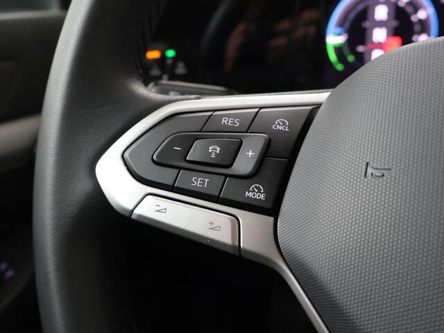 Volkswagen GOLF 1.5 eHybrid Life Edition | 204 PK | SoH 100% | Panoramadak | Stoelverwarming | Achteruitrij camera |