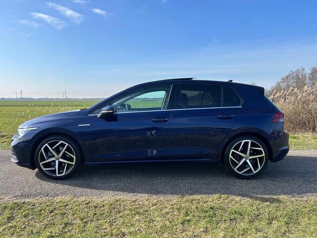 Volkswagen GOLF 1.5 eTSI R-Line Panoramadak / Ergocomfortstoel / Automaat