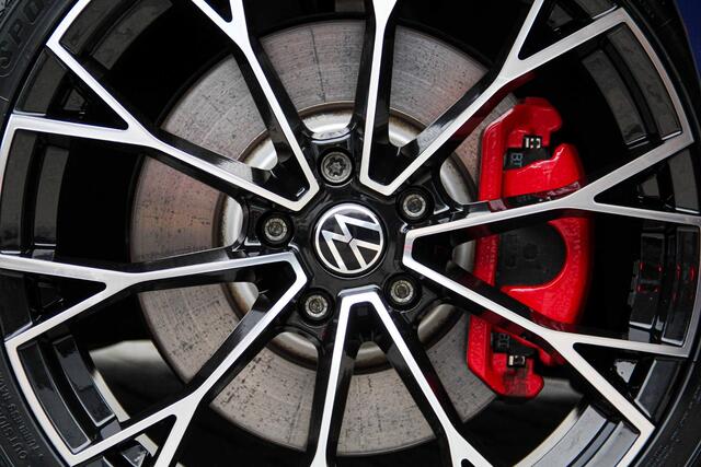 Volkswagen GOLF 1.4 eHybrid GTE 31.244 km | 2022 | Panorama dak | Black Style | Vol in de opties | Atlantic Blue | 19' Warmenau velgen