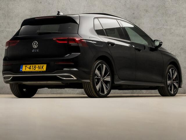Volkswagen GOLF 1.4 eHybrid GTE 245Pk Automaat (SCHUIFDAK, APPLE CARPLAY, GROOT NAVI, CAMERA, STUUR/STOELVERWARMING, ZWART HEMEL, SFEERVERLICHTING, KEYLESS, GETINT GLAS, NIEUWSTAAT)