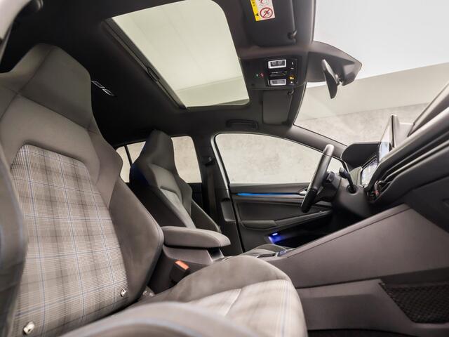 Volkswagen GOLF 1.4 eHybrid GTE 245Pk Automaat (SCHUIFDAK, APPLE CARPLAY, GROOT NAVI, CAMERA, STUUR/STOELVERWARMING, ZWART HEMEL, SFEERVERLICHTING, KEYLESS, GETINT GLAS, NIEUWSTAAT)