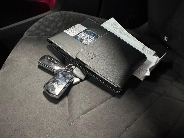 Volkswagen GOLF 1.4 eHybrid Style | Stoelverwarming | Memory seat | Massage | Adaptive cruise control | Elektrische stoel | Keyless | Apple Carplay | Parkeersensoren | Ambiance Verlichting |