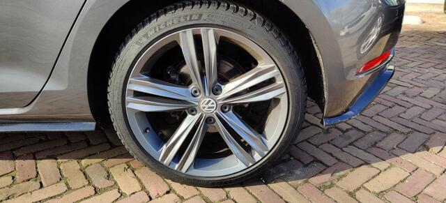 Volkswagen GOLF 1.5 TSI Highline Business R Line