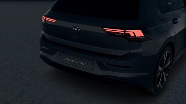 Volkswagen GOLF 1.5 eHybrid 204 6DSG eHybrid Life Edition | 'App-Connect' draadloze smartphone integratie | Achterbank in ongelijke delen neerklapbaar incl. middenarmsteun en doorlaadmogelijkheid | Achteruitrijcamera (Rear View)