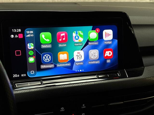 Volkswagen GOLF 1.4 eHybrid GTE 245Pk Automaat (APPLE CARPLAY, GROOT NAVI, GETINT GLAS, KEYLESS, SPORTSTOELEN, PARKEERSENSOREN, SFEERVERLICHTING, NIEUWE APK, NIEUWSTAAT)