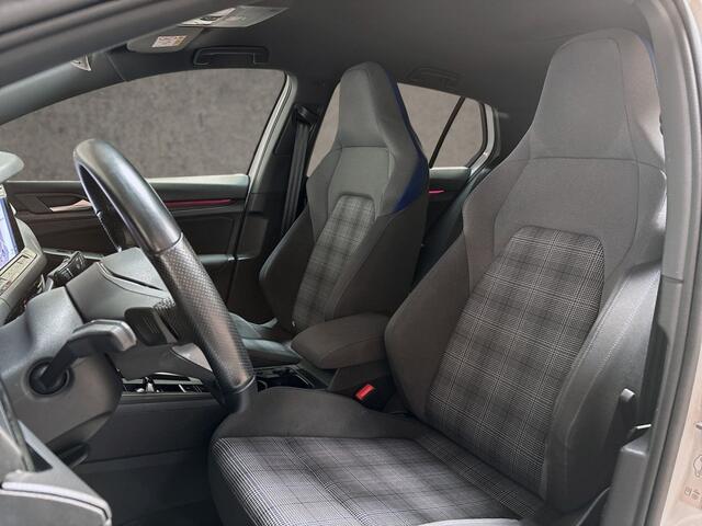 Volkswagen GOLF 1.4 eHybrid GTE 245Pk Automaat (APPLE CARPLAY, GROOT NAVI, GETINT GLAS, KEYLESS, SPORTSTOELEN, PARKEERSENSOREN, SFEERVERLICHTING, NIEUWE APK, NIEUWSTAAT)