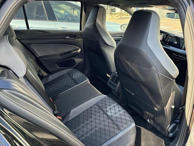 Volkswagen GOLF 1.5 eTSI 150pk DSG R-Line · Panoramadak · Camera · Apple/Android Car Play · Stoelverwarming · Dodehoeksensoren · 18'' velgen ·