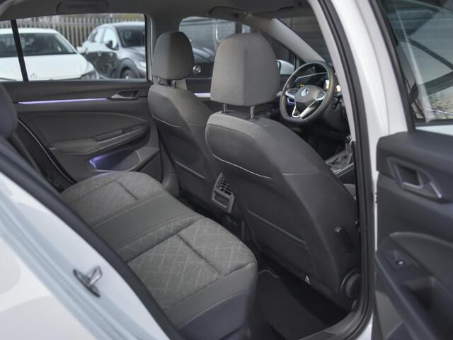 Volkswagen GOLF 1.5 TSI First Edition Led Navi Sfeer verlichting Acc 19 inch velgen