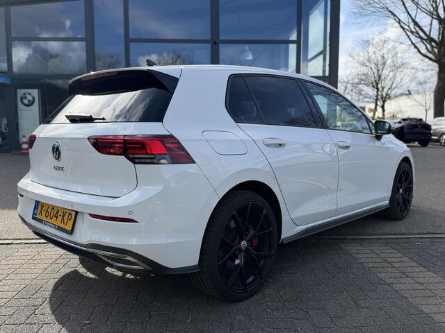 Volkswagen GOLF 1.4 eHybrid GTE ¤ 24.900,- VOOR ¤ 22.877,- UW LENTEVOORDEEL ¤ 2.023,-! | RECENT ONDERHOUD GEHAD| STOEL + STUURWIELVERWARMING | ACHTERUITRIJ CAMERA | ADAPTIEVE CRUISE | 19 INCH | INCL. 12 MND BOVAG GARANTIE
