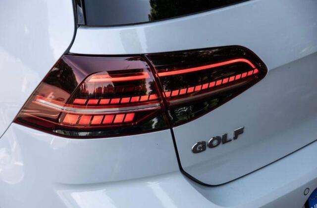 Volkswagen GOLF 1.5 TSI Highline Business R ,PANORAMDAK , BOEKJES,NAP EN ONDERHOUDSHISTORIE