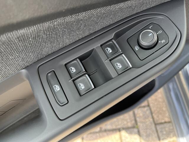 Volkswagen GOLF 1.0 TSI Life / PARK. SENSOREN/ NAVI/ 16" LMV/ APP-CONNECT/ AIRCO