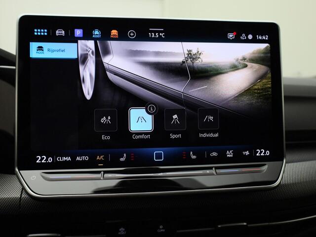 Volkswagen GOLF 1.5eTSI/150PK R-Line DSG · Panoramadak · Camera + Parkeersensoren · Apple/Android Car Play · Garantie t/m 04-06-2030 of 100000km.