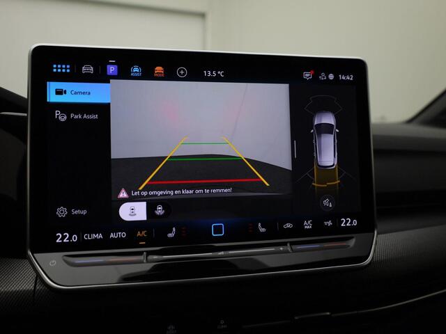 Volkswagen GOLF 1.5eTSI/150PK R-Line DSG · Panoramadak · Camera + Parkeersensoren · Apple/Android Car Play · Garantie t/m 04-06-2030 of 100000km.