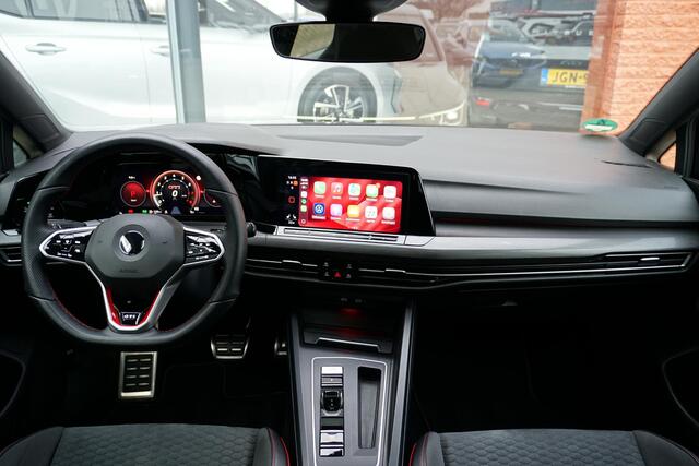 Volkswagen GOLF 2.0 TSI GTI Clubsport 300PK + PANORAMADAK / STUURVERWARMING / 19"
