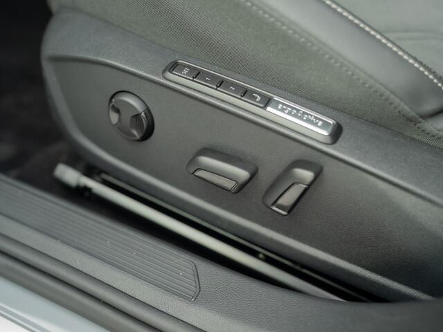 Volkswagen GOLF 1.5 eTSI 50 Edition | Panodak | Trekhaak wegkl. | Stoelgeheugen | Head Up | IQ Light | Prijs Rijklaar!!