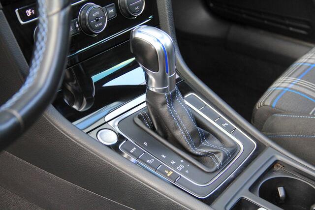 Volkswagen GOLF 1.4 TSI DSG GTE Panorama dak | Full LED matrix | Keyless | 19" Pretoria | Vol in de opties! | MEER FOTO'S VOLGEN!