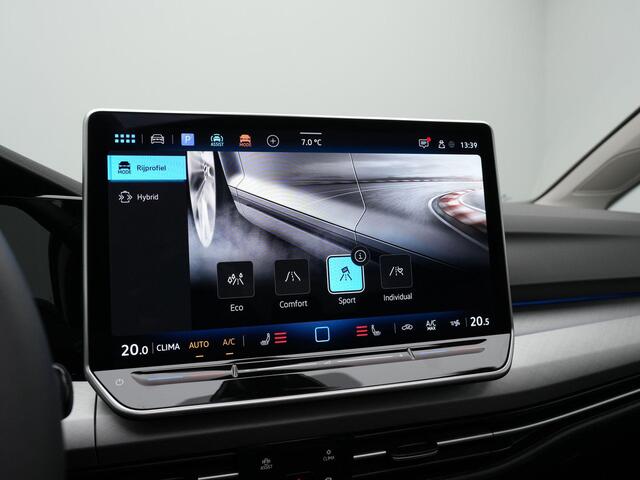 Volkswagen GOLF 1.5 eHybrid 204 pk Life Edition | Panoramadak | Stuur-/stoelverwarming | Achteruitrijcamera | Adaptive Cruise