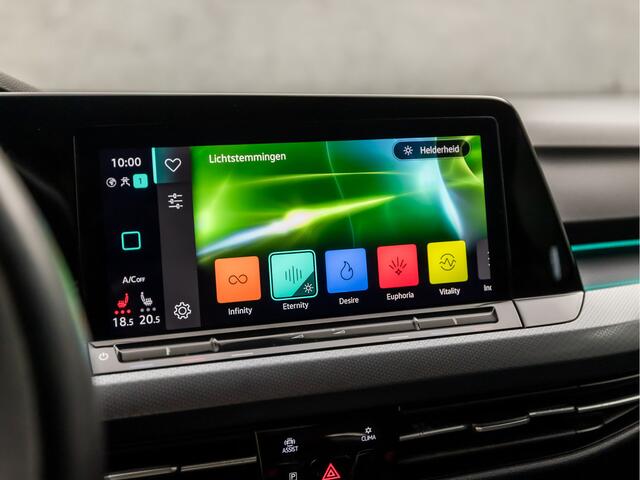 Volkswagen GOLF 1.0 TSI Sportline (APPLE CARPLAY, GROOT NAVI, SFEERVERLICHTING, KEYLESS, GETINT GLAS, SPORTSTOELEN, PARKEERSENSOREN, LM VELGEN, ADAPTIVE CRUISE, NIEUWSTAAT)