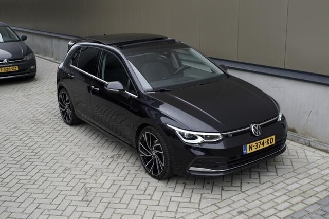 Volkswagen GOLF 1.5 eTSI R-Line | Pano | Memorie stoelen | 19 inch | Sfeer |
