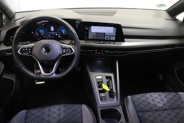 Volkswagen GOLF 1.5 eTSI R-Line | Camera | Adaptieve Cruise | IQ LIGHT | Winter pakket |