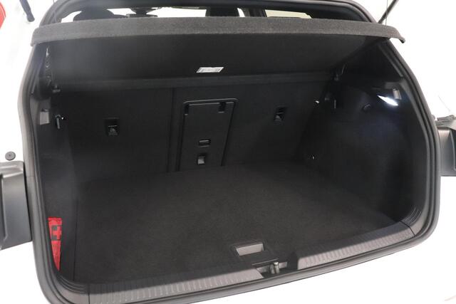 Volkswagen GOLF 1.5 eTSI R-Line | Camera | Adaptieve Cruise | IQ LIGHT | Winter pakket |