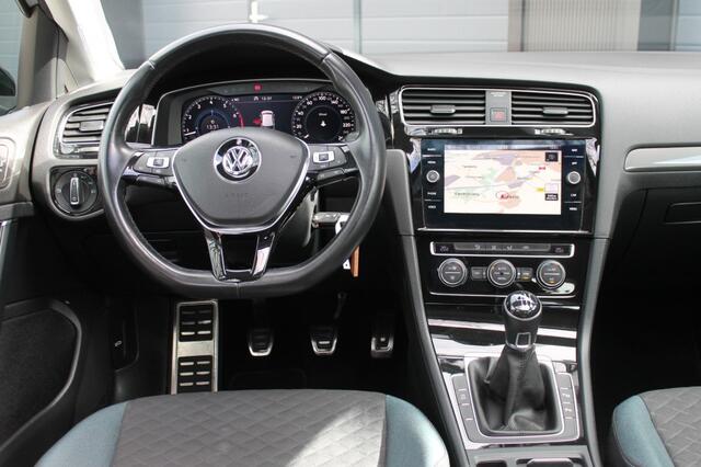 Volkswagen GOLF 1.5 TSI CL BNS IQ-Drive / Panorama dak / Digitaal dashboard / Camera