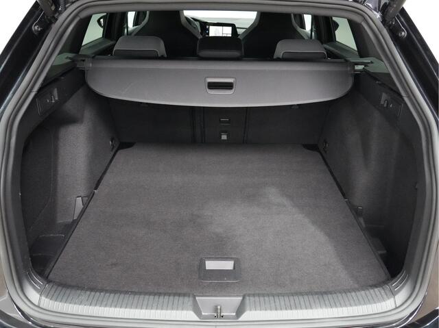 Volkswagen GOLF Variant 1.5 eTSI R-Line Business | Trekhaak | IQ.Light | 18" | Navigatie | Stoelverw. 155