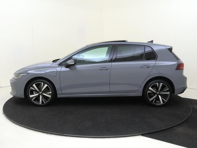 Volkswagen GOLF Life Edition eHybrid | 'App-Connect' draadloze smartphone integratie | Achterbank in ongelijke delen neerklapbaar incl. middenarmsteun en doorlaadmogelijkheid | Afstandscontrolesysteem (Front Assist)