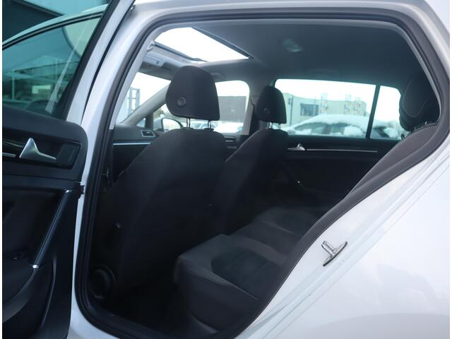 Volkswagen GOLF 1.5 TSI Highline Pano / Navi / Elekramen / R-Line / Climate / Led Dealeronderhouden