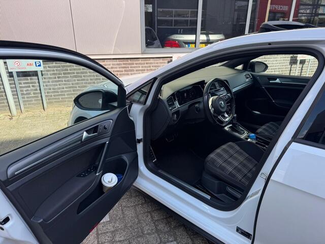 Volkswagen GOLF 7.5 2.0 TDI GTD 184 pk /Automaat/ Pano-Dak/ Sport-Stoelen/ Stoel.Verw/ Adap.Cruise/ Led-Koplamp/ Virtual/ Camera/ 19'' LMV