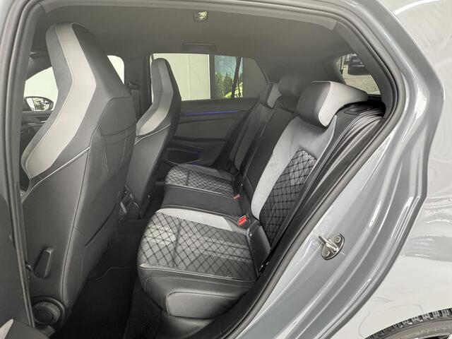 Volkswagen GOLF 1.5 eTSI R-Line Business | Stoelverwarming | Navigatie | Achteruitrijcamera | Adaptive Cruise Control |